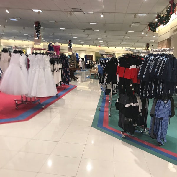 Von Maur - Department Store in Lake Saint Louis