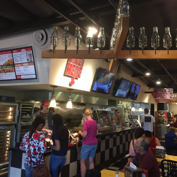 Photo taken at MOOYAH Burgers, Fries &amp; Shakes by Ian A. on 8/28/2017