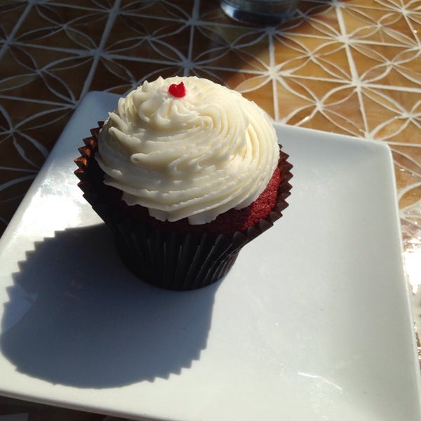 Photo taken at Crème Cupcake + Dessert by TEKKNICOLOR on 9/27/2014