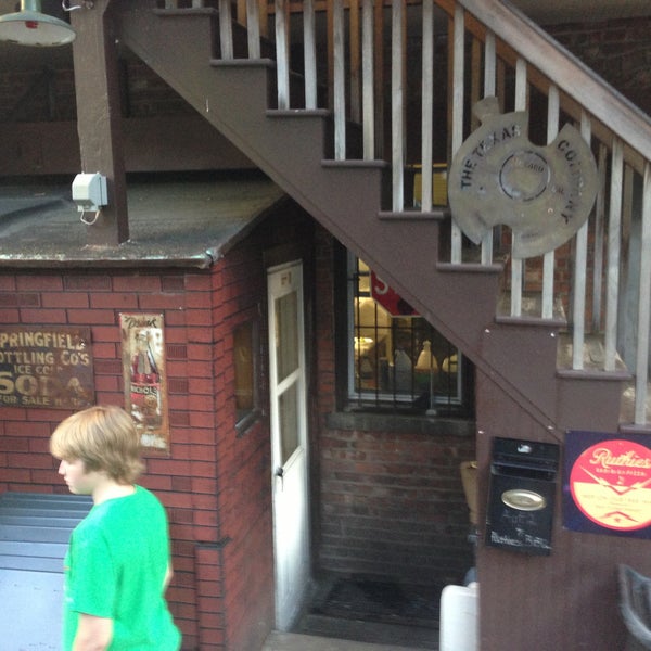 6/5/2013 tarihinde Charlie G.ziyaretçi tarafından Ruthie&#39;s Bar-B-Q &amp; Pizza'de çekilen fotoğraf