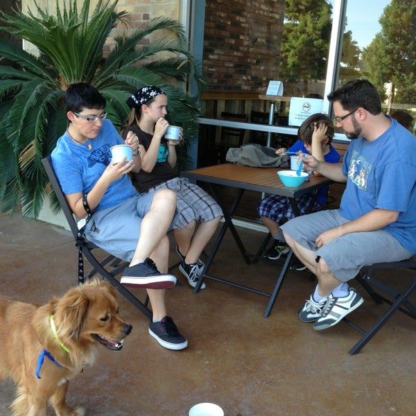 Foto tomada en Front Porch Frozen Desserts  por Cheryl R. el 7/29/2013