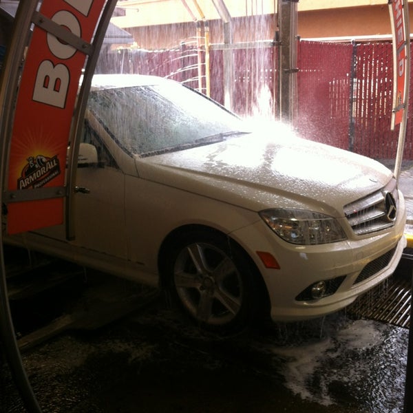 2/16/2013에 Tanya Z.님이 Classic Car Wash에서 찍은 사진