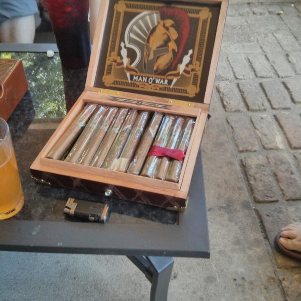 Foto tirada no(a) Elite Cigar Cafe por Steve K. em 6/29/2013
