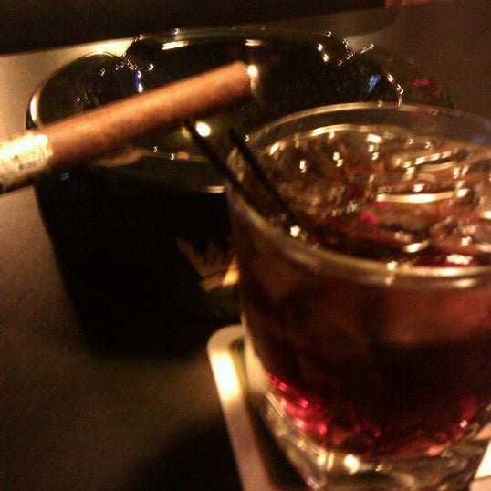 Foto tirada no(a) Elite Cigar Cafe por Steve K. em 9/27/2012