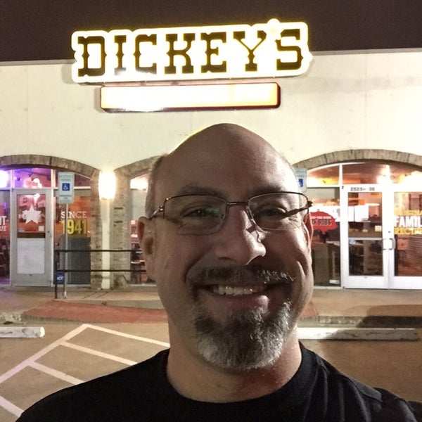 รูปภาพถ่ายที่ Dickey&#39;s Barbecue Pit โดย Jason M. เมื่อ 3/15/2015