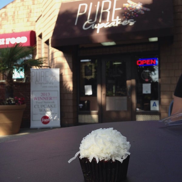 6/17/2013 tarihinde Jen Y.ziyaretçi tarafından PURE Cupcakes'de çekilen fotoğraf
