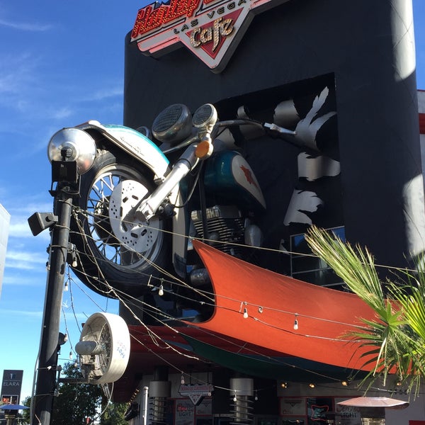 Photo prise au Harley-Davidson Cafe par Robert R. le11/17/2015
