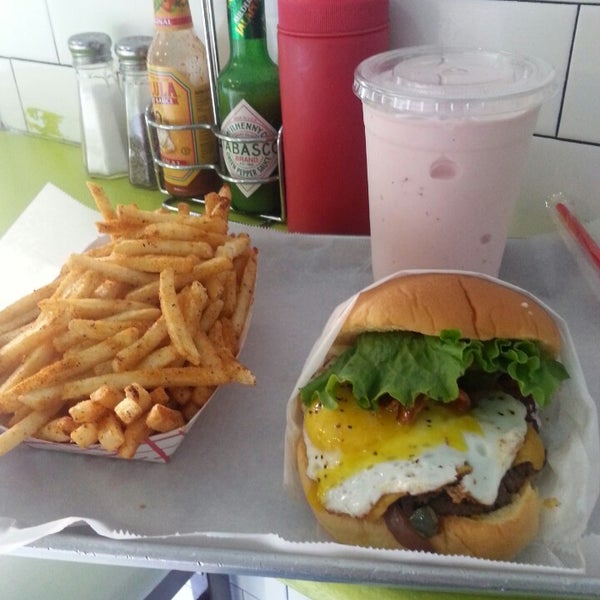 Photo prise au Milk Burger par Darryl N. le10/25/2014
