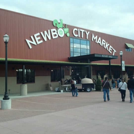 รูปภาพถ่ายที่ NewBo City Market โดย El T. เมื่อ 10/27/2012