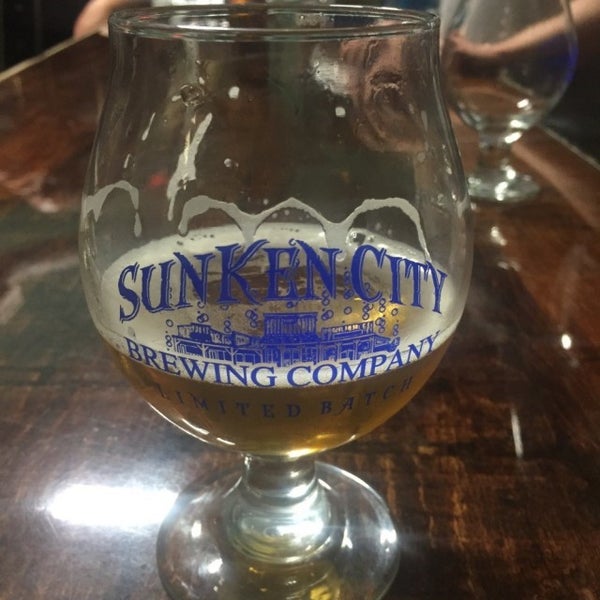 Das Foto wurde bei Sunken City Brewing Company and Tap Room von Jonathan B. am 4/7/2015 aufgenommen