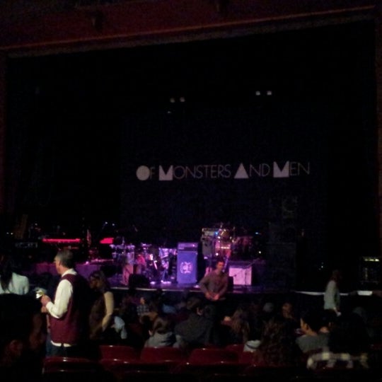 Foto diambil di Visalia Fox Theatre oleh Samuel L. pada 12/9/2012