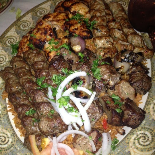 10/18/2012 tarihinde Pablo A.ziyaretçi tarafından Al Natour Middle Eastern Restaurant'de çekilen fotoğraf