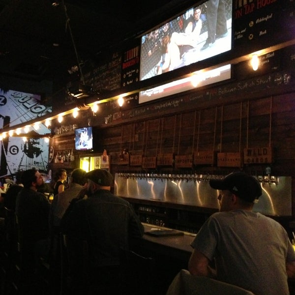 รูปภาพถ่ายที่ Brooklyn Tap House โดย Joe P. เมื่อ 4/28/2013