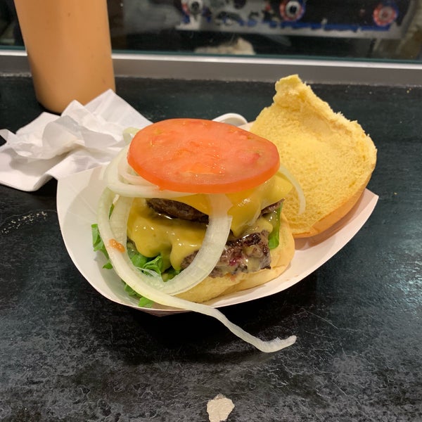 Foto scattata a Mikey&#39;s Burger da Herman Y. il 4/22/2019