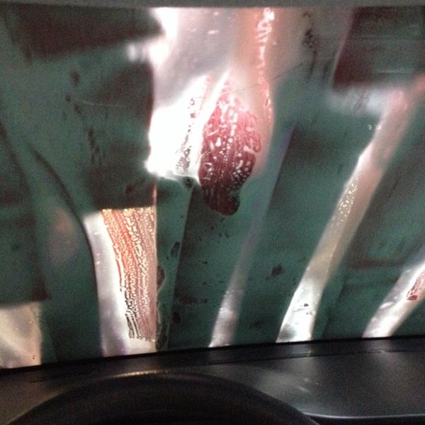 Foto scattata a Express Car Wash da Yumi Y. il 9/28/2013