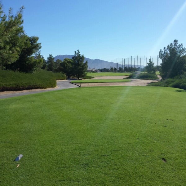Foto scattata a Desert Pines Golf Club and Driving Range da J K. il 10/14/2014