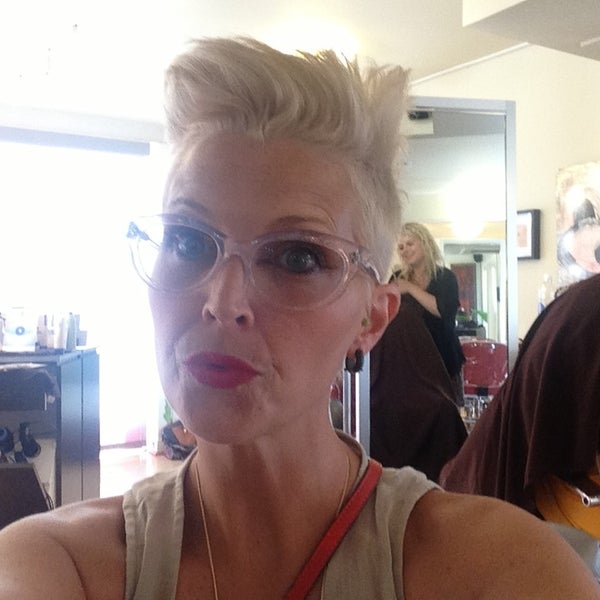 Das Foto wurde bei House of Dear Hair Salon von Brandy Michele A. am 9/17/2013 aufgenommen