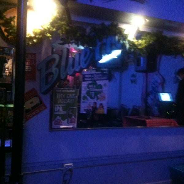 3/8/2013에 Debbie L.님이 Blue Frog Bar &amp; Grill에서 찍은 사진