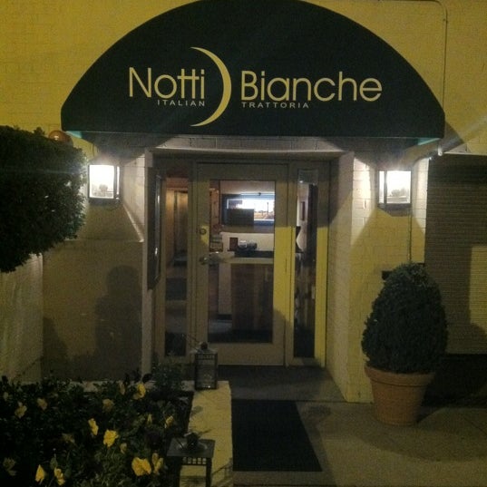 รูปภาพถ่ายที่ Notti Bianche โดย Kevin L. เมื่อ 11/10/2012