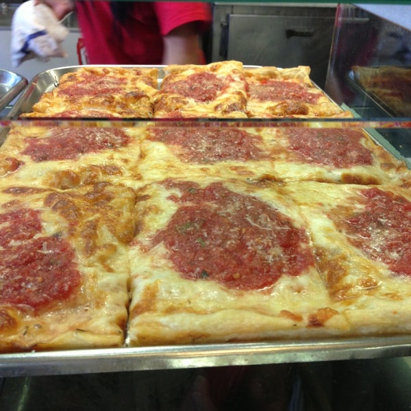 Das Foto wurde bei Gino&#39;s Pizza of Great Neck von nicole d-bijo 💋 am 9/6/2013 aufgenommen