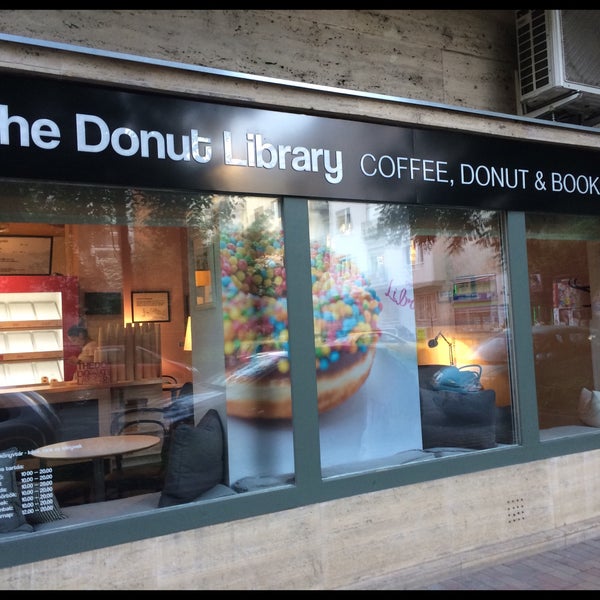Foto diambil di The Donut Library oleh Viktória E. pada 6/7/2016