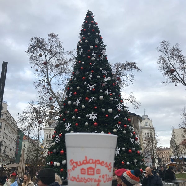 Foto scattata a Karácsonyi Vásár | Christmas Fair da Viktória E. il 12/22/2019