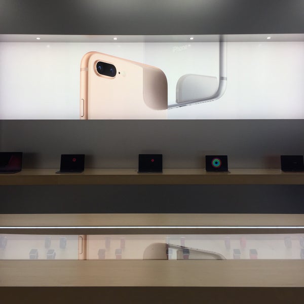 Photo taken at Apple Sainte-Catherine by Pat D. on 10/24/2017