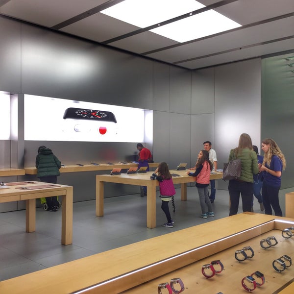 Photo taken at Apple Sainte-Catherine by Pat D. on 10/23/2017