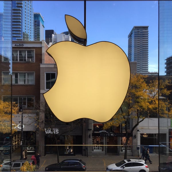 Photo taken at Apple Sainte-Catherine by Pat D. on 10/29/2017