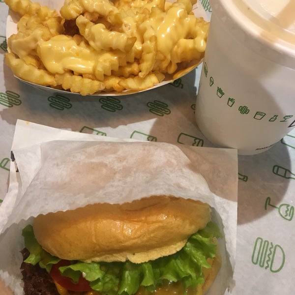 Photo taken at Shake Shack by Aaron F. on 12/26/2018