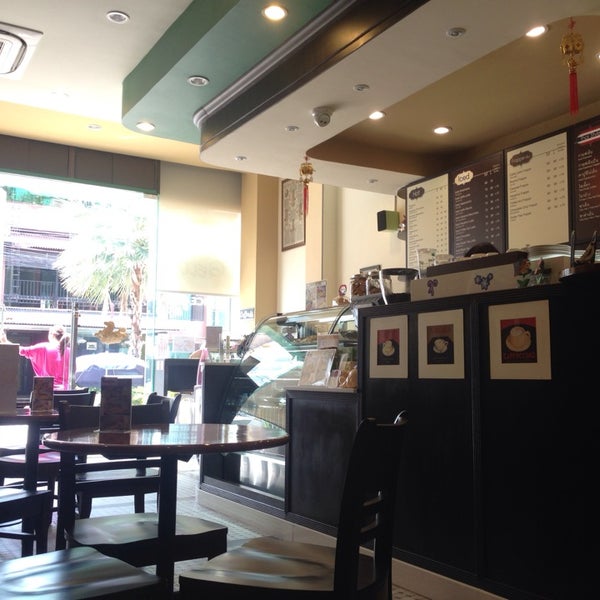 Foto diambil di Deekoff Coffee oleh Songpol S. pada 7/20/2014