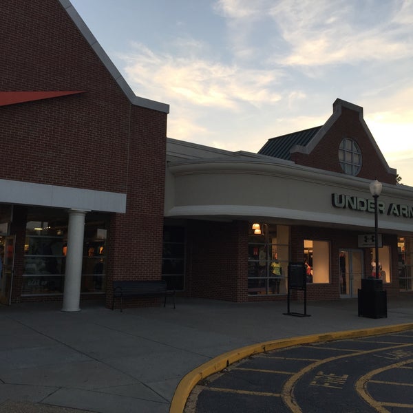 Photos at Williamsburg Premium Outlets Outlet Mall