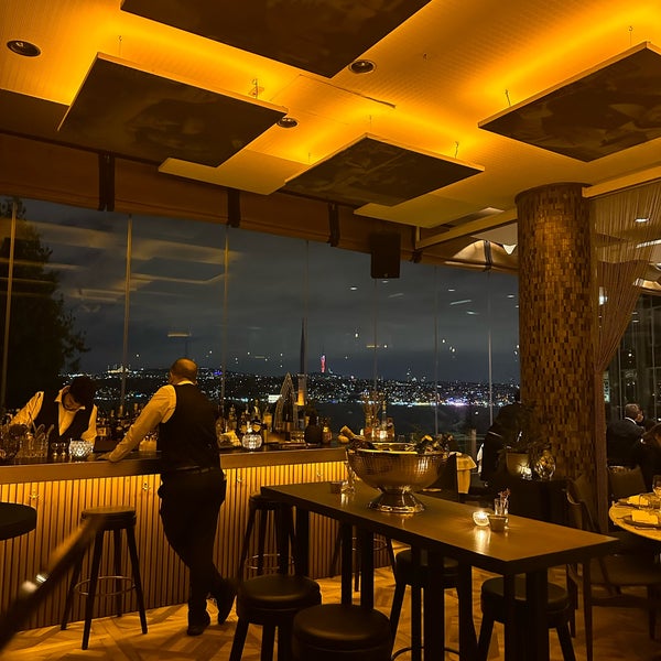 รูปภาพถ่ายที่ Topaz Restaurant โดย Göksu Ö. เมื่อ 11/20/2023