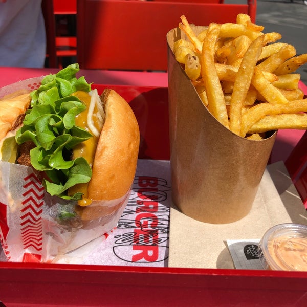 Photo prise au Burger and Fries par Thê-Minh T. le8/23/2019