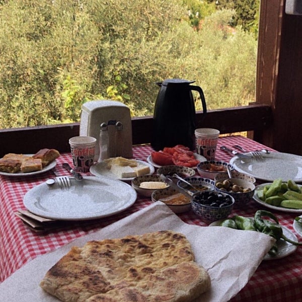 รูปภาพถ่ายที่ Havva Ana&#39;nın Kahvaltı Bahçesi โดย Hilal G. เมื่อ 8/9/2020