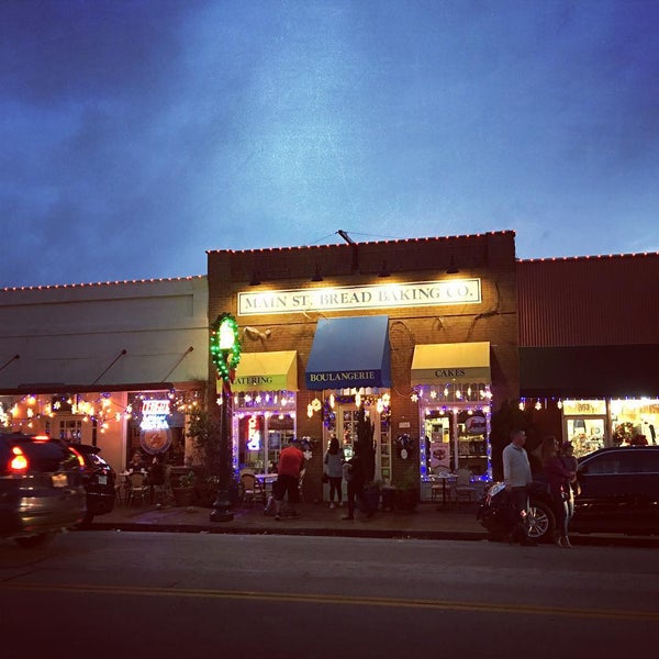 Foto tirada no(a) Main Street Bistro &amp; Bakery por michael m. em 12/27/2015
