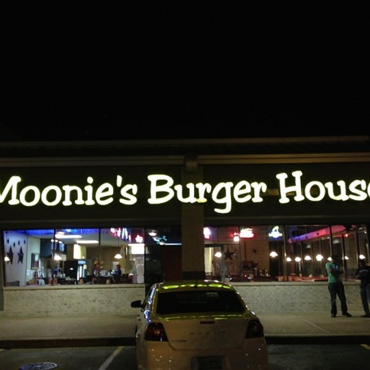 Foto tirada no(a) Moonie&#39;s Burger House - Anderson Mill por Pranav P. em 10/20/2012