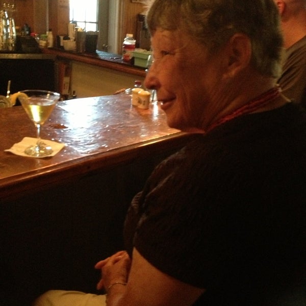 Foto tomada en Captain Groovy&#39;s Grill and Raw Bar  por Jane W. el 7/16/2013