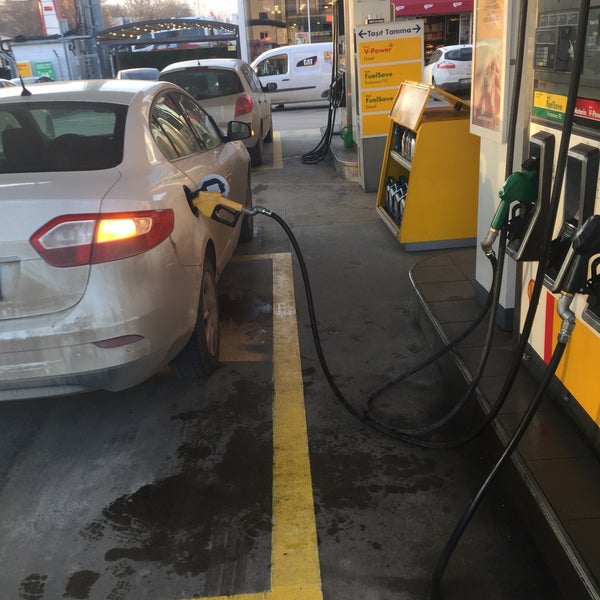 Photo taken at Shell by Sinyor e. on 2/1/2017