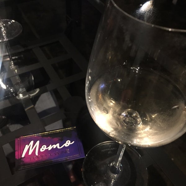 Photo prise au Momo Food + Wine par Jeanette P. le3/15/2018