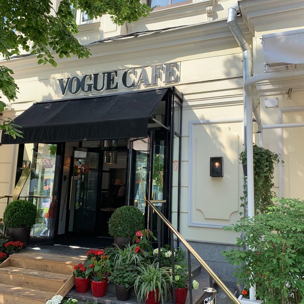 Das Foto wurde bei Vogue Café von D P. am 5/23/2019 aufgenommen