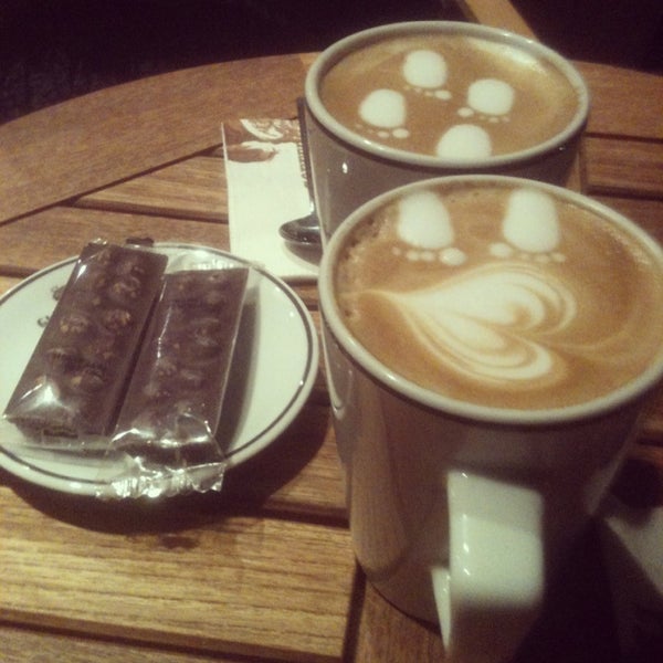 Photo taken at Gloria Jean&#39;s Coffees by Hümra A. on 7/18/2013