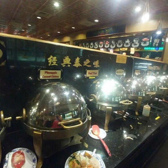 Foto diambil di Peking Restaurant oleh nancy s. pada 8/18/2016
