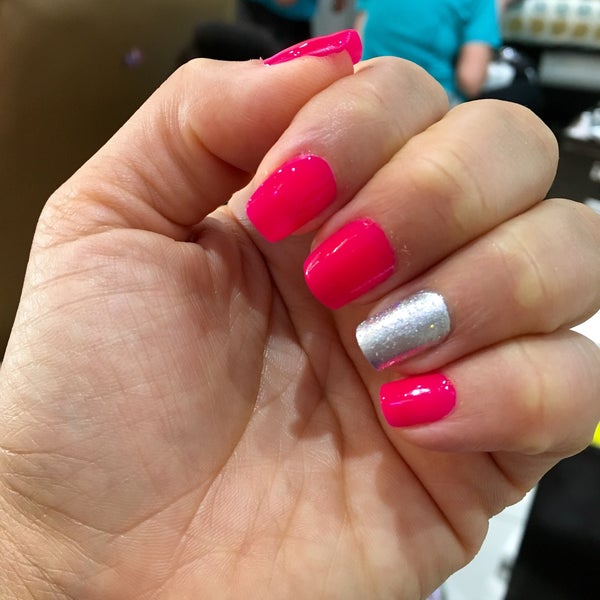 Foto tomada en Sapphire Nails &amp; Spa  por Stephanie M. el 7/23/2016