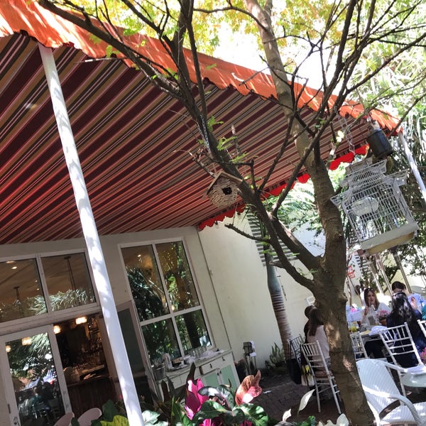 รูปภาพถ่ายที่ Peacock Garden Cafe โดย Stephanie M. เมื่อ 3/15/2017