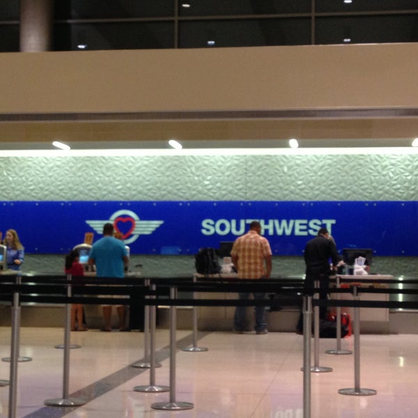 รูปภาพถ่ายที่ Dallas Love Field (DAL) โดย Urvi B. เมื่อ 4/13/2013