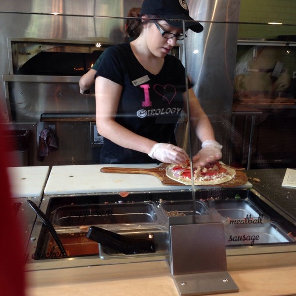 Снимок сделан в Pieology Pizzeria пользователем Anne S. 5/9/2014