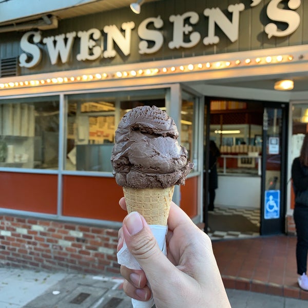 รูปภาพถ่ายที่ Swensen&#39;s Ice Cream โดย Gob เมื่อ 2/17/2019