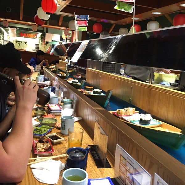 Foto scattata a Isobune Sushi da Eric D. il 6/11/2015