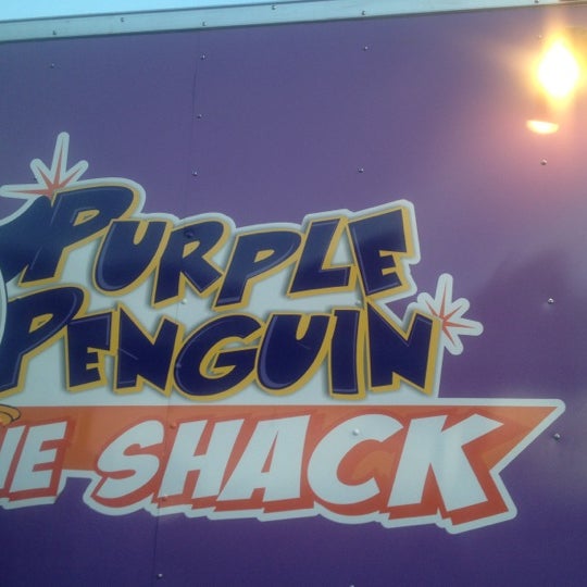 6/11/2013 tarihinde Monique J.ziyaretçi tarafından Purple Penguin SnowCone Shack'de çekilen fotoğraf